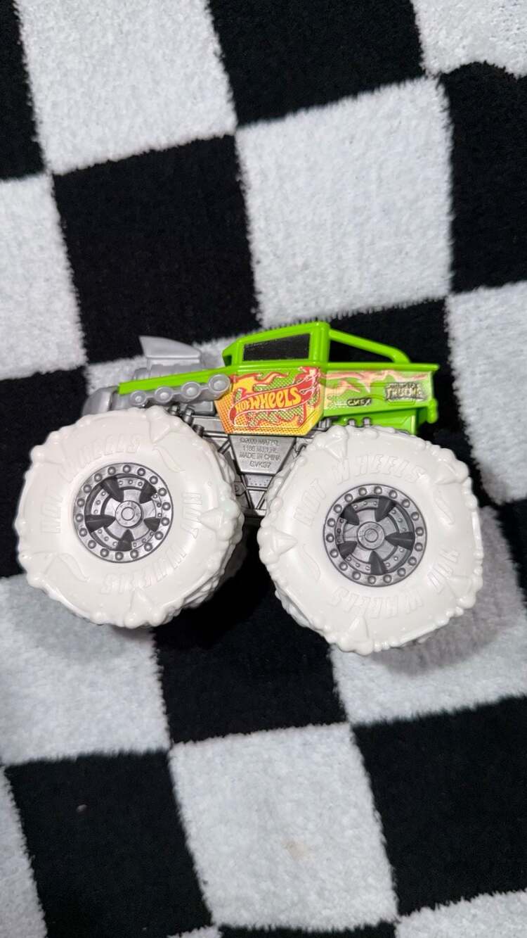 Hot Wheels Monster Trucks Twisted Tredz Bone Shaker Green Skull 1:43 Scale